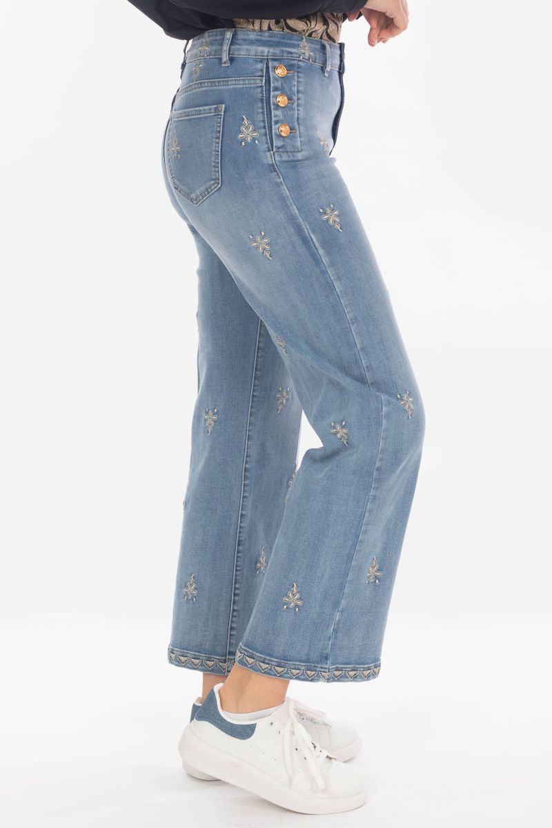 Jeans mit Zierknöpfen und Floralen Stickereien