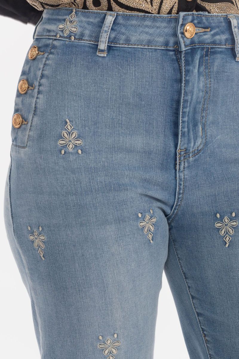 Jeans mit Zierknöpfen und Floralen Stickereien