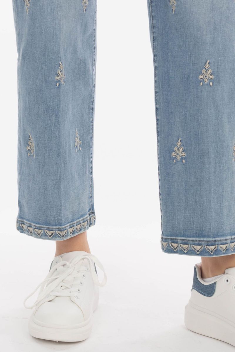 Jeans mit Zierknöpfen und Floralen Stickereien