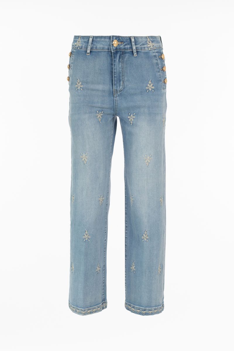 Jeans mit Zierknöpfen und Floralen Stickereien