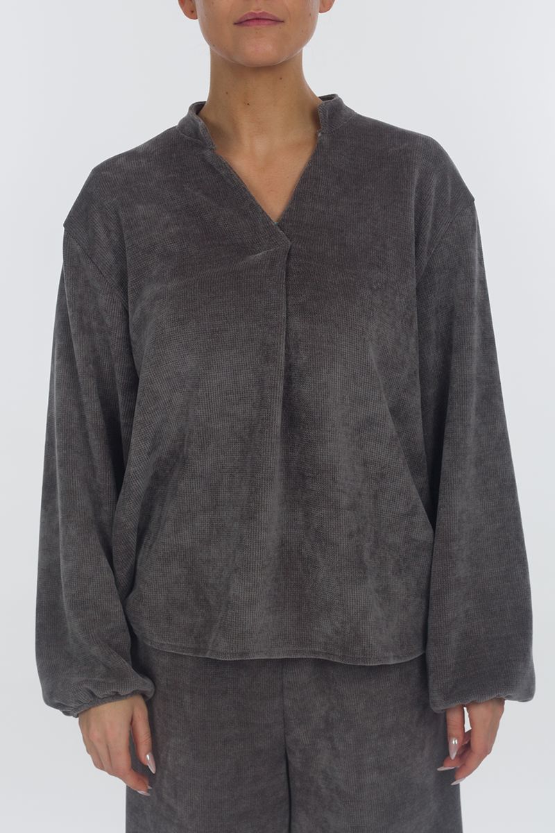 Sweatshirt with a V-cut and a small collar