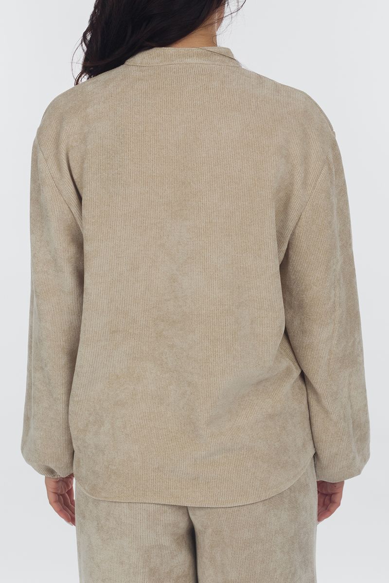 Sweatshirt with a V-cut and a small collar