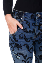 Jeans mit samtigen Barock-Applikationen - La Strada