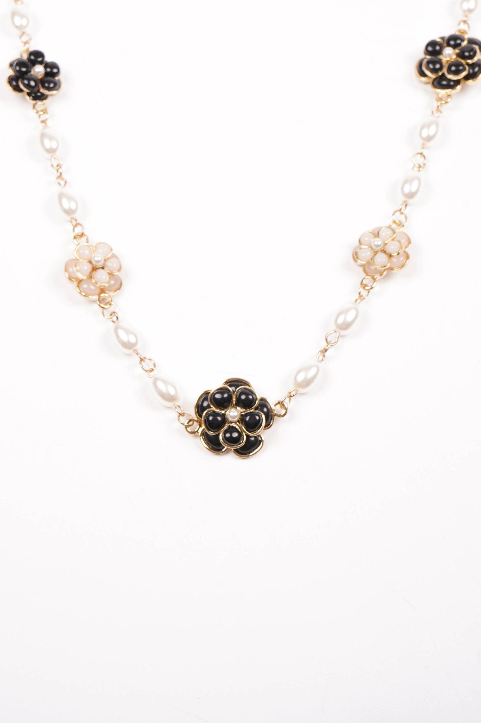 Lange Kette mit Perlen und Blumen - La Strada